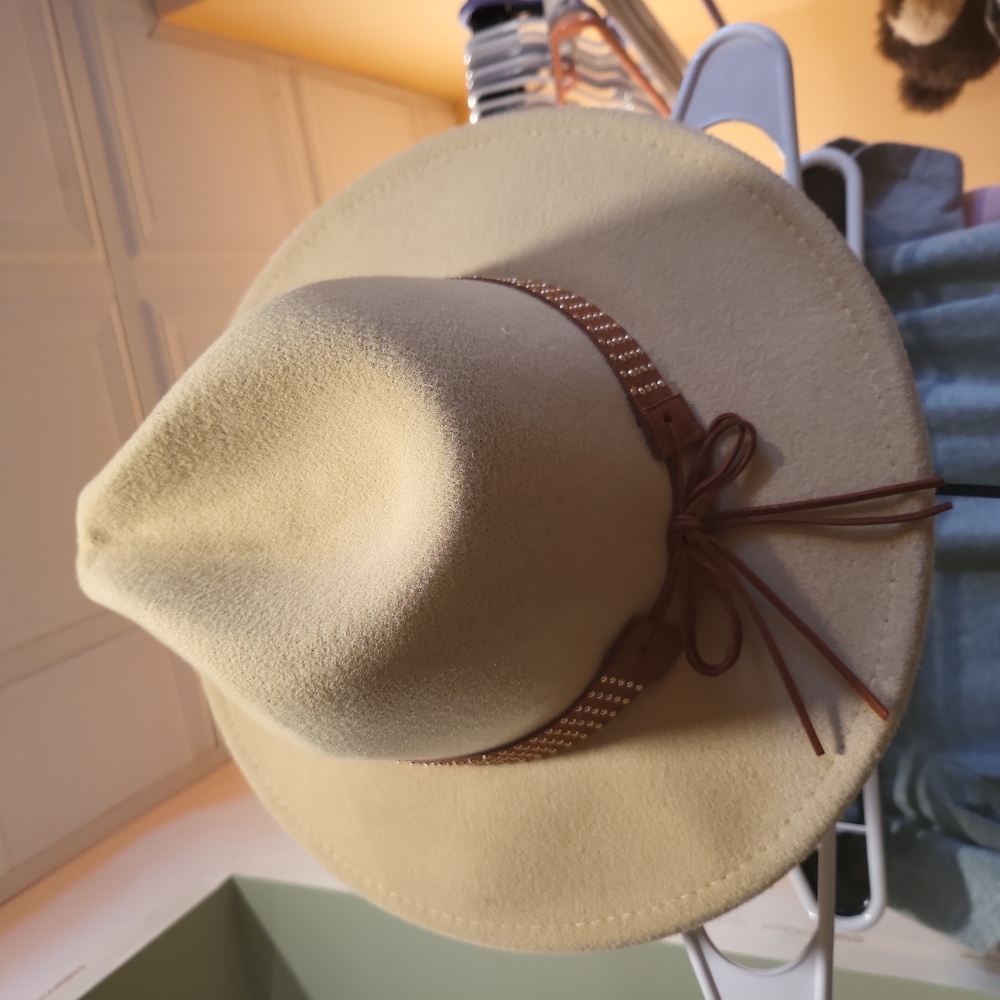 Wide brimmed tan hat.
